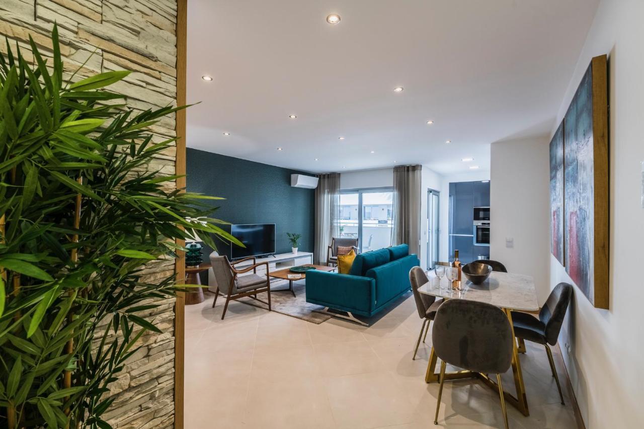 Coolhouses Lagos, 2 Bed Stylish City Flat, Rooftop Shared Pool, Clayheart Ngoại thất bức ảnh