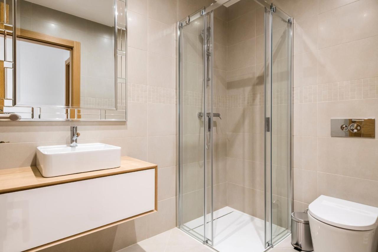 Coolhouses Lagos, 2 Bed Stylish City Flat, Rooftop Shared Pool, Clayheart Ngoại thất bức ảnh